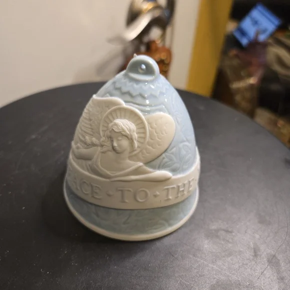 Lladro 2007 Porcelain White Bell Ornament - Picture 5 of 12